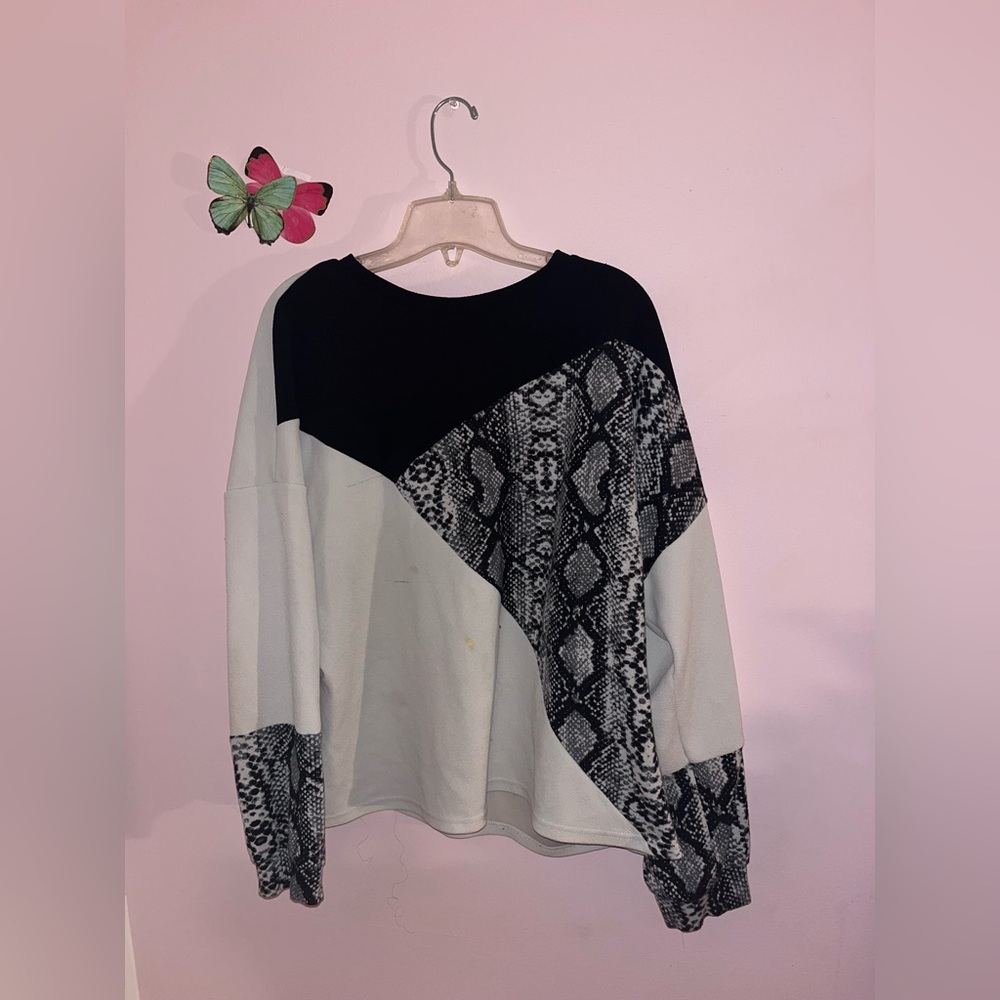 SHEIN Black and White Snake Print Sweatshirt